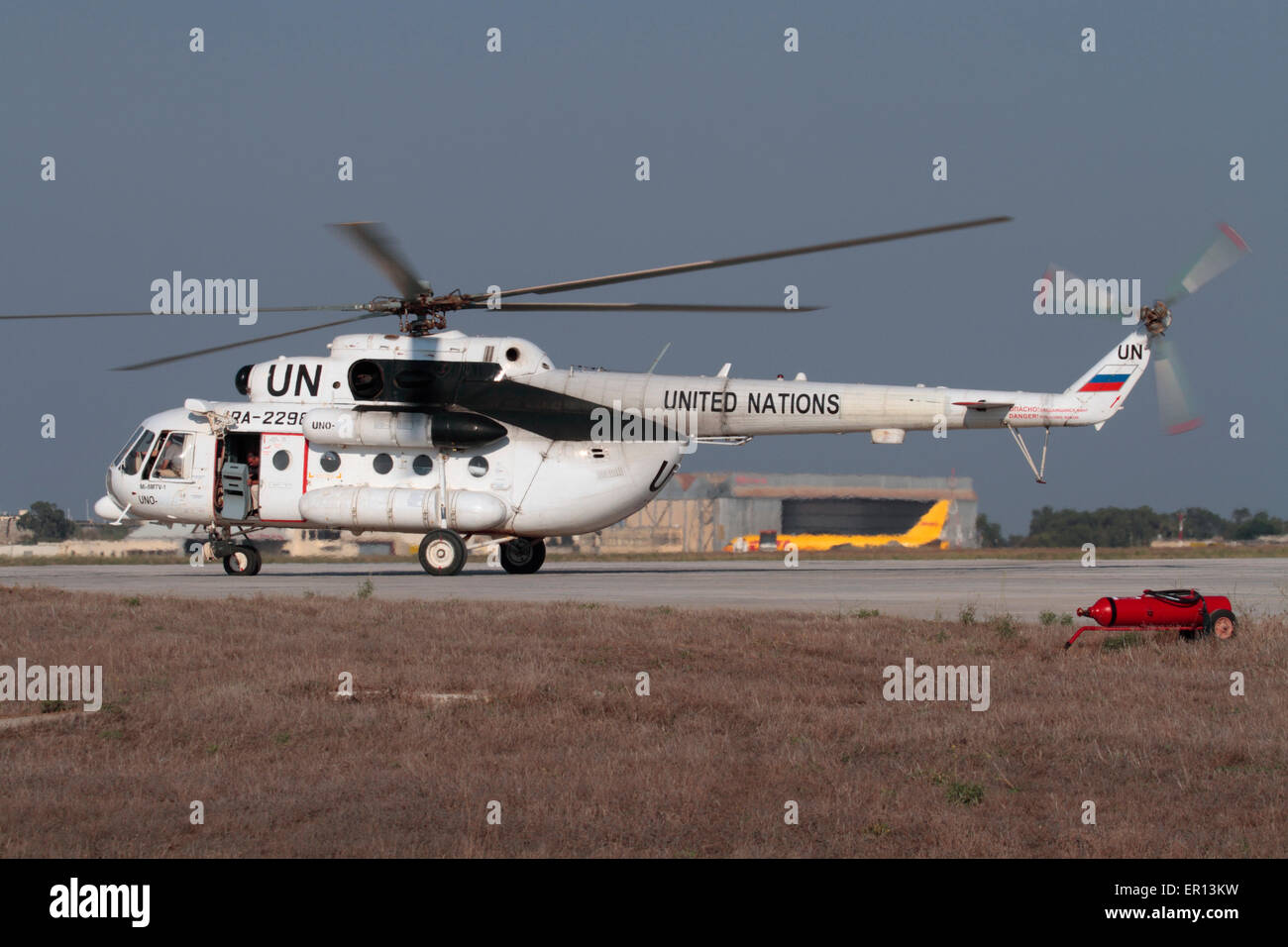 Mil Mi-8 Hubschrauber mit Titeln der Vereinten Nationen bei der Ankunft für eine Transit-Aufenthalt in Malta Stockfoto