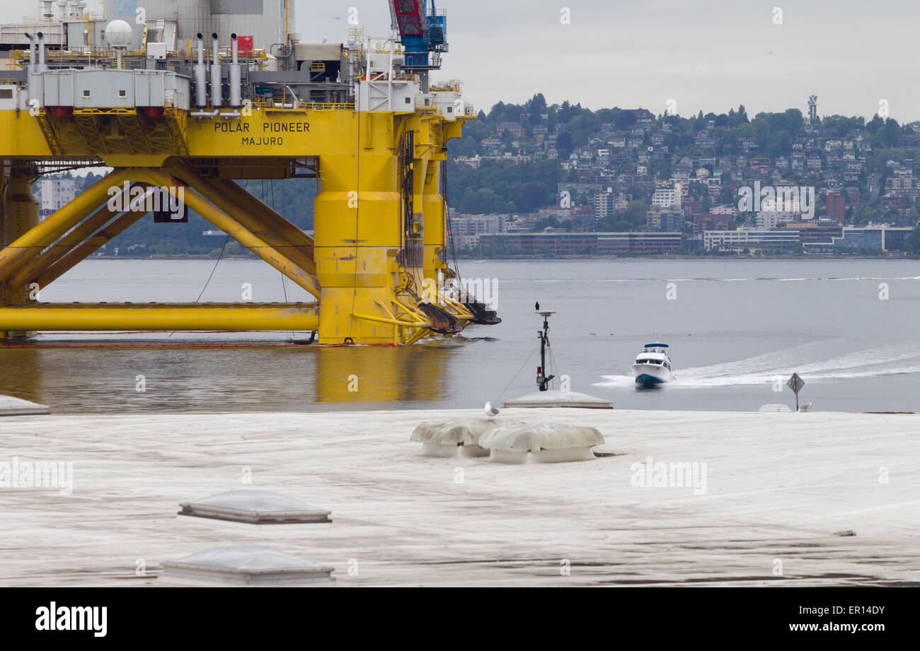 Polar Pionier, Royal Dutch Shell Oil Rig, am Hafen von Seattle Terminal 5, Seattle, Washington, USA, 16. Mai 2015 verankert Stockfoto