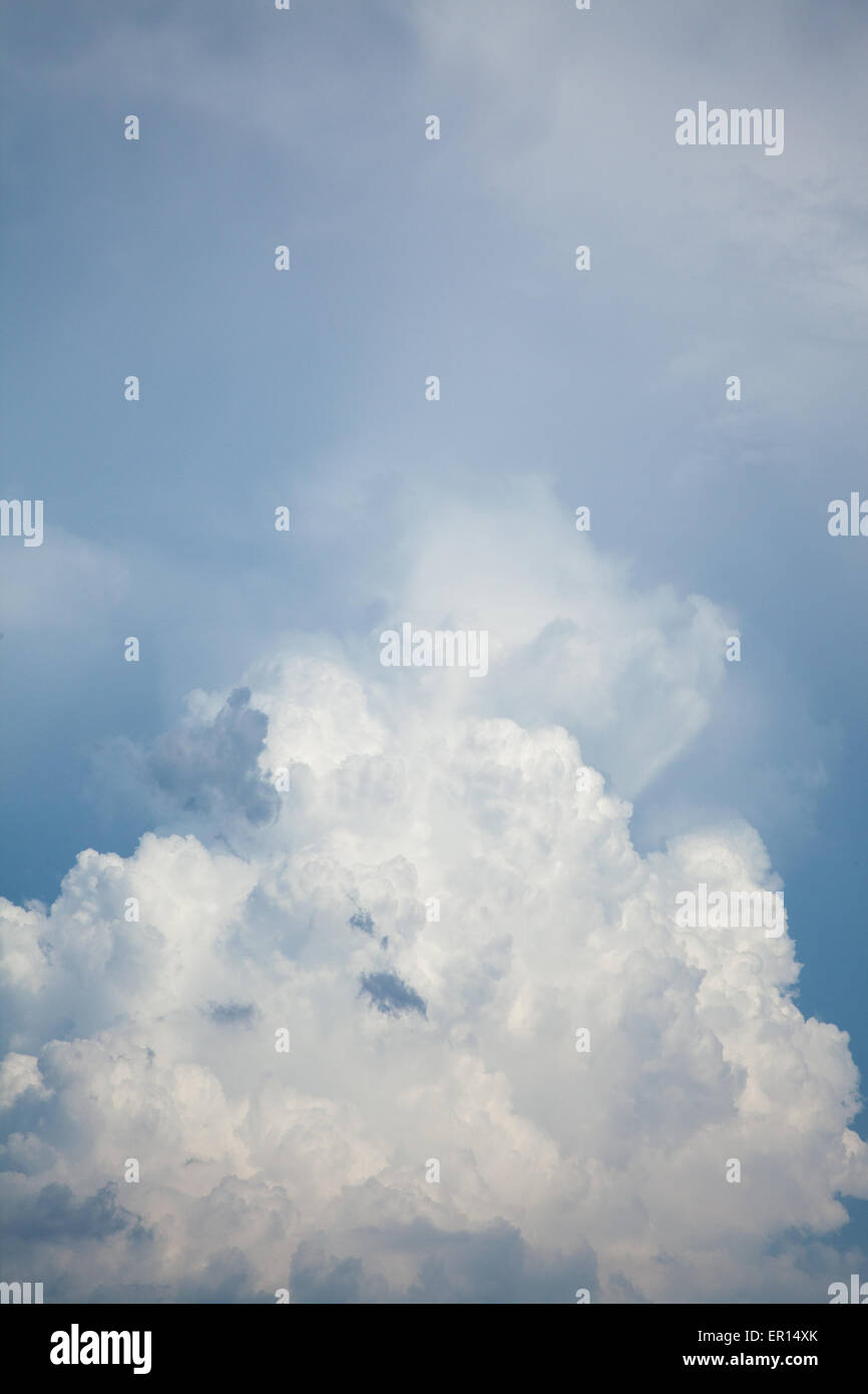 Thunderhead weiße Wolken Hintergrund bewölktem Himmel Textur Skyscape Muster Stockfoto