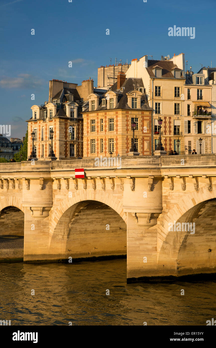 Pont Neuf und die Gebäude der Ile-de-la-Cité bei Sonnenuntergang, Paris, Frankreich Stockfoto