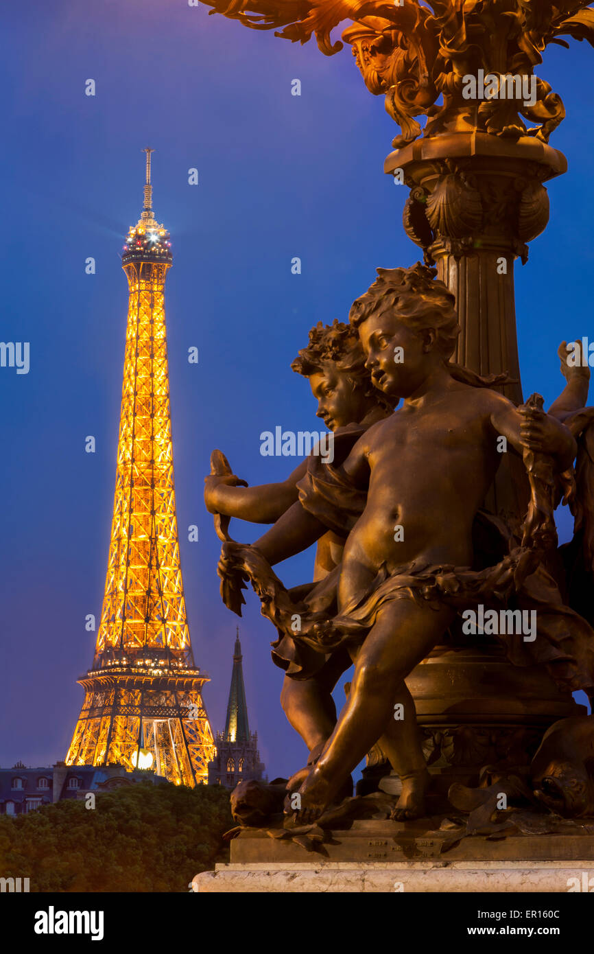 Cherub Bronzestatuen auf Laternenpfahl auf Pont Alexandre III mit Eiffelturm über Paris, Frankreich Stockfoto