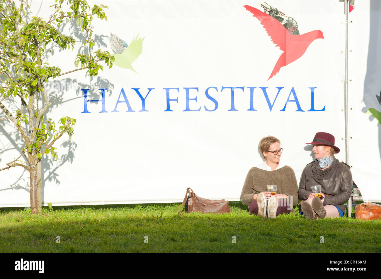 Hay-on-Wye, Powys, UK. 24. Mai 2015. Festivalbesucher entspannen in der Abendsonne. Bildnachweis: Graham M. Lawrence/Alamy Live-Nachrichten. Stockfoto