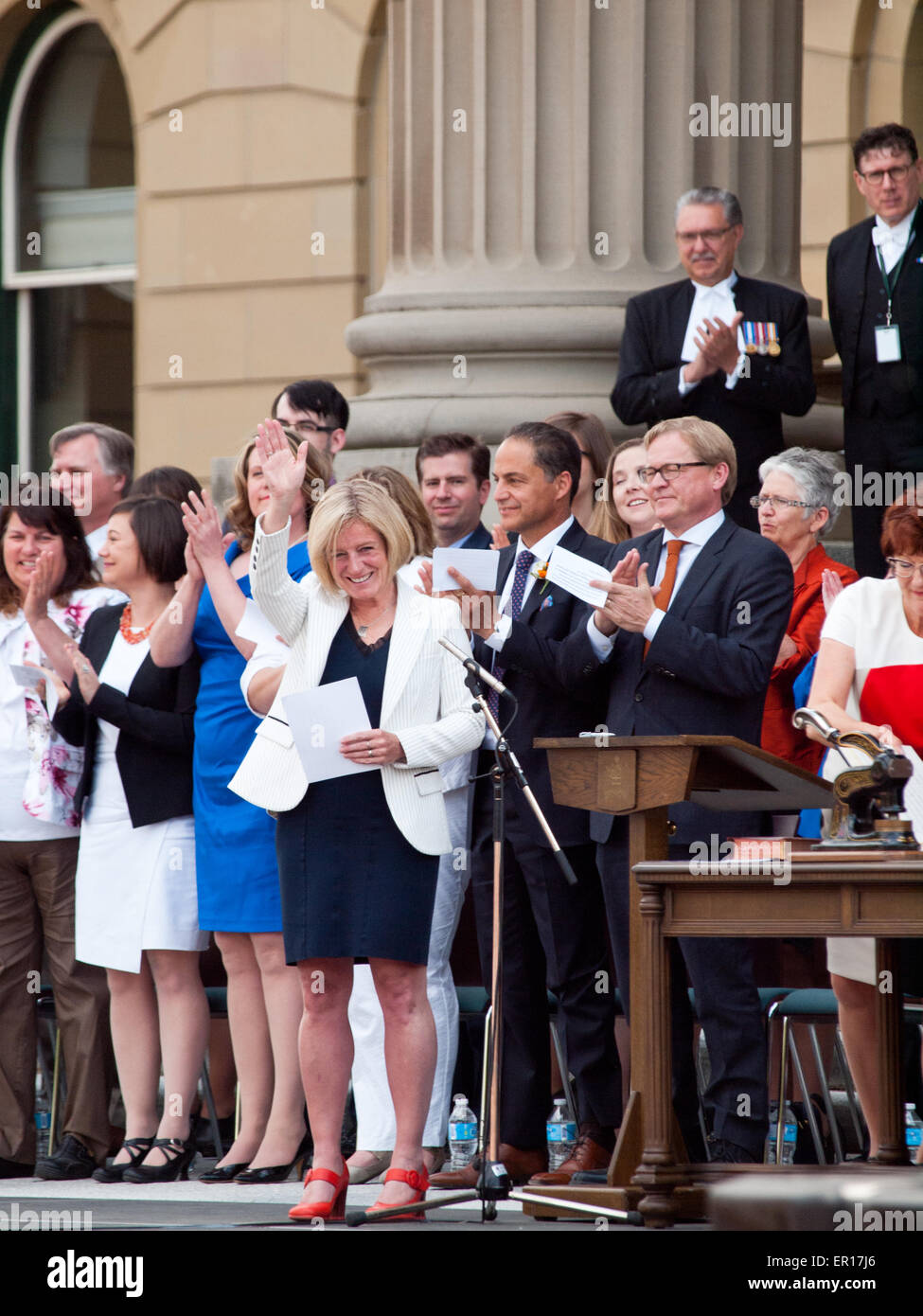 Edmonton, Alberta, Kanada. 24. Mai 2015. Alberta New Democratic Party (NDP) Premier Rachel Notley und Schrank sind offiziell vereidigt-in bei einer öffentlichen Veranstaltung auf den Stufen des Gesetzgebers Alberta in Edmonton, Alberta, Kanada, in den Nachmittagsstunden des 24. Mai 2015.  Rachel Notley Links-Mitte-NDP endete 44 aufeinander folgende Jahre der Herrschaft der progressiv-konservativen in der Provinz Alberta. Bildnachweis: Felix Choo/Alamy Live-Nachrichten Stockfoto