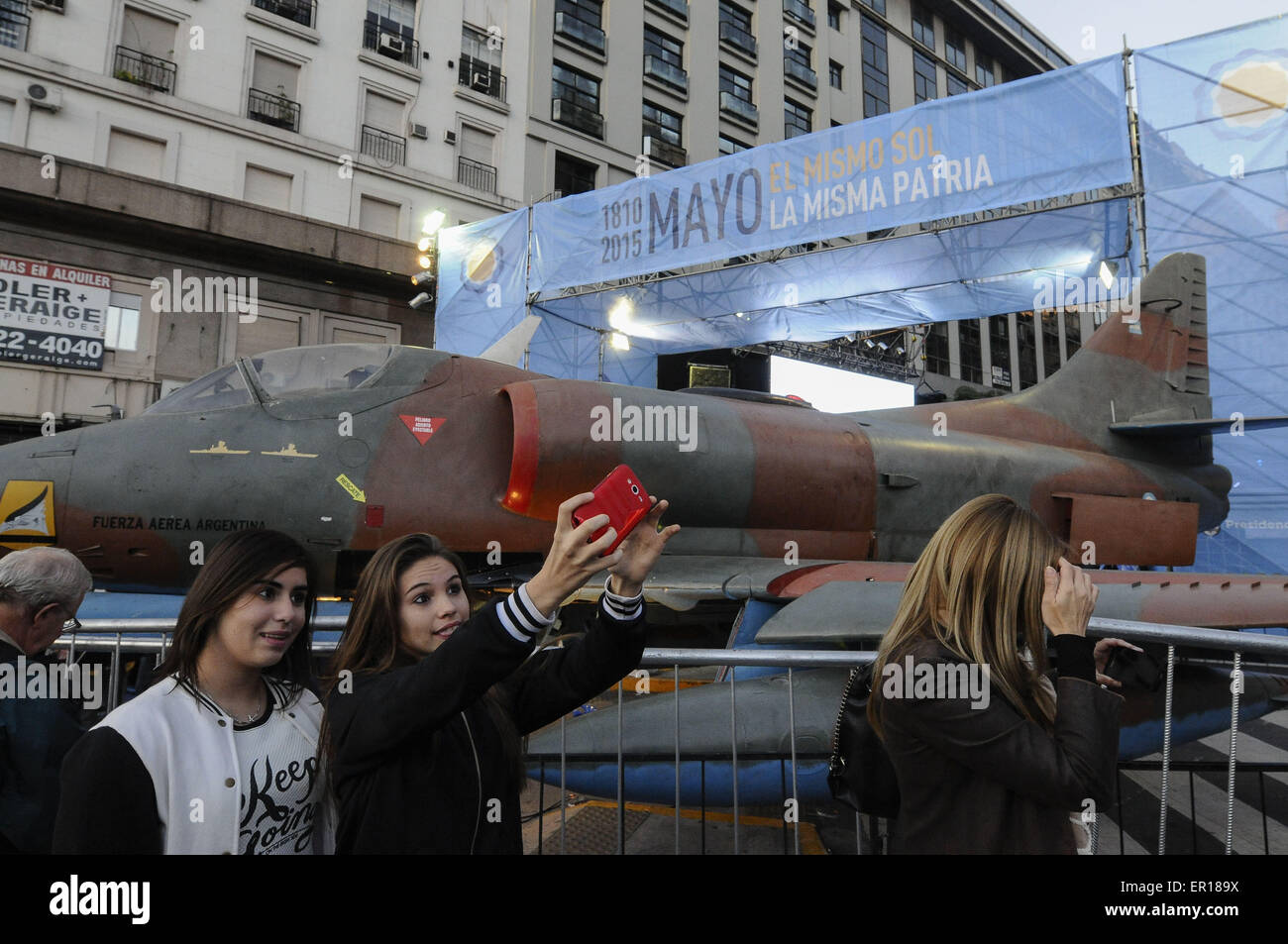 24. Mai 2015 - Buenos Aires, Buenos Aires, Argentinien - mit Stände mit typischen Produkte und Lebensmittel aus allen Ecken des Landes, eine Straße Ausstellung des Landes Produktion, Bildung, wissenschaftliche Innovation und ein Musik-Festival vor der Casa Rosada (Präsidentenpalast) Hunderttausende feiern den 205 Jahrestag der Mai-Revolution, der Ausgangspunkt von Argentiniens Unabhängigkeitskrieg. Die Veranstaltung hält großen politischen Bedeutung, als der letzte mit Präsidentin Cristina Fernandez Kirchner im Amt, und beabsichtigt, die Kirchners Erfolge zeigen, nach 12 Jahren der ki Stockfoto