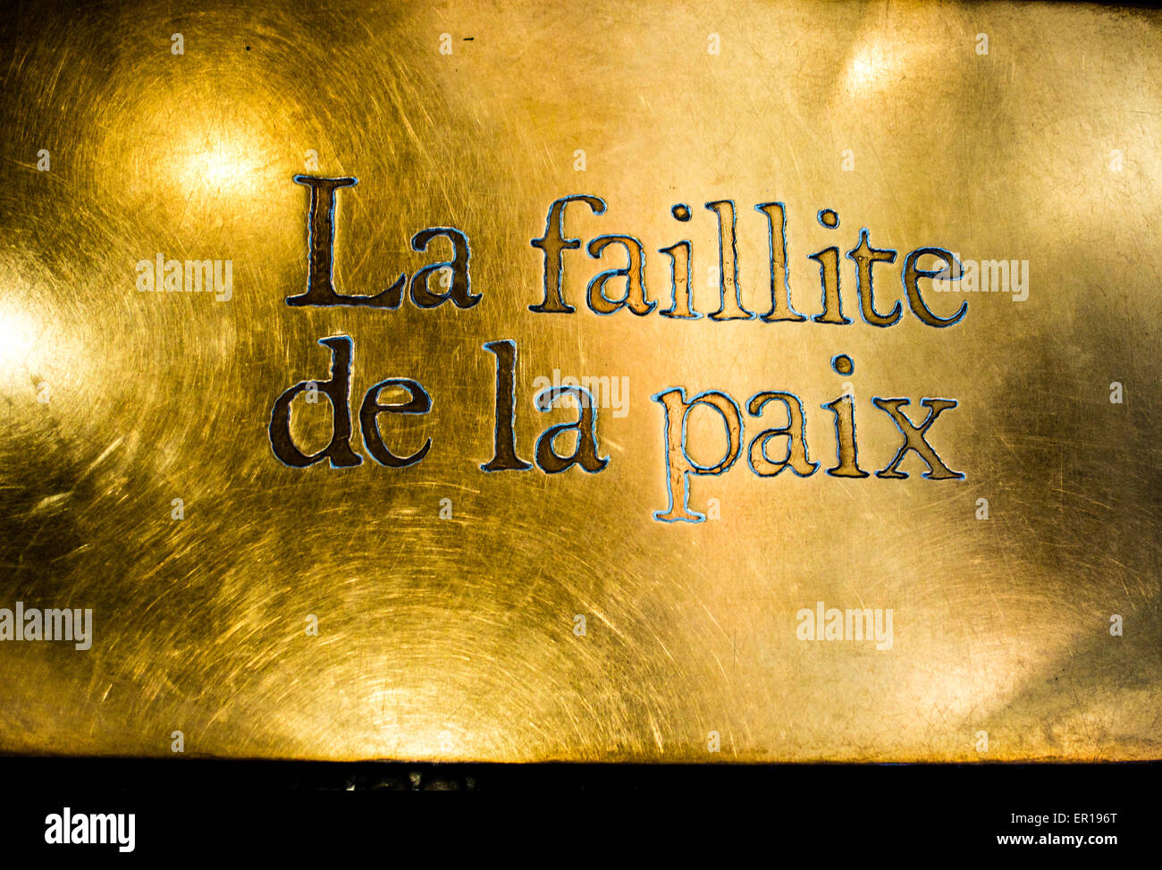Das Scheitern des Friedens, la Faillite De La Paix, eingeschrieben auf eine Messingplakette, eingelassen in den Boden in einem Kriegsmuseum in Caen. Stockfoto