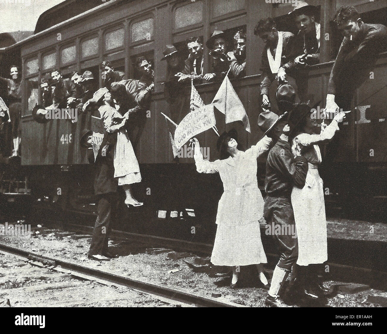 Die Fighting Off sechzig Neunter zum Camp - ein letzter Abschied von Sweethearts und Ehefrauen, als der Zug aus dem Bahnhof fährt. Ersten Weltkrieg USA Stockfoto