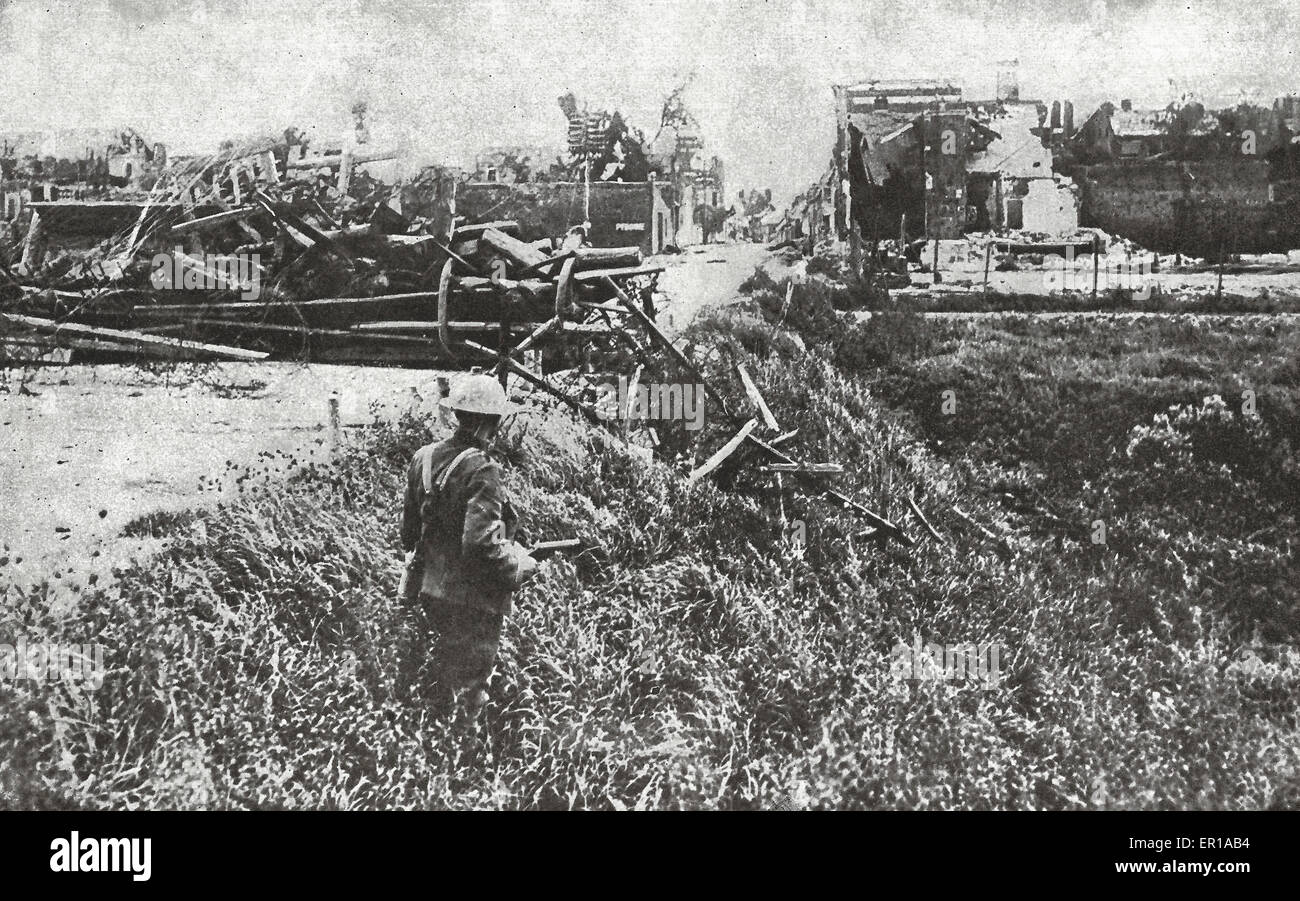 Der erste britische Soldat behutsam betritt Peronne - als die deutschen evakuiert die Stadt, die Sie verbarrikadiert und Schmiedeeisen alle Schäden, die ihre eilige Rückzug erlaubt Stockfoto