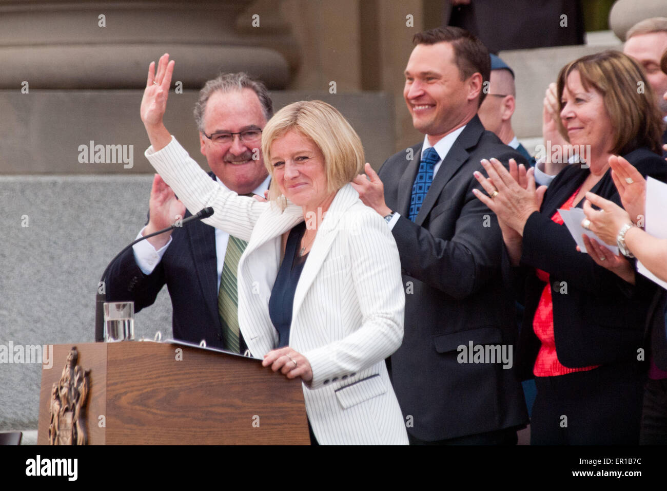 Edmonton, Alberta, Kanada. 24. Mai 2015. Alberta New Democratic Party (NDP) Premier Rachel Notley und Schrank sind offiziell vereidigt-in bei einer öffentlichen Veranstaltung auf den Stufen des Alberta Legislature vor einem Publikum von Tausenden.  Auf der linken Seite des Notley ist Minister für Verkehr und Infrastruktur, Brian Mason. Auf der rechten Seite des Notley ist der Minister für kommunale Angelegenheiten, Deron Bilous und Energieminister, Margaret McCuaig-Boyd. Rachel Notley Links-Mitte-NDP endete mehr als 43 Jahren der Herrschaft der progressiv-konservativen in der Provinz Alberta. Bildnachweis: Felix Choo/Alamy Live-Nachrichten Stockfoto