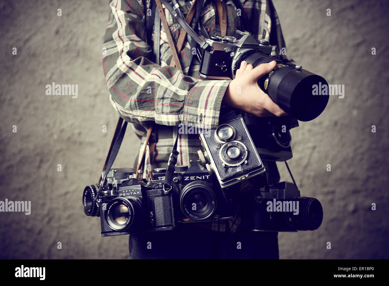 Kind Junge mit Vintage Foto Film Retro-Kamera fotografieren und viele  Kameras hängt an Umhängeband. Professioneller Fotograf Stockfotografie -  Alamy