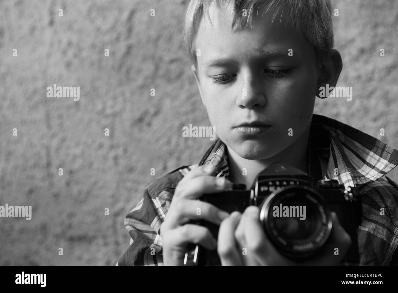 Kind blonde junge mit Vintage Foto Film Kamera fotografieren Stockfoto