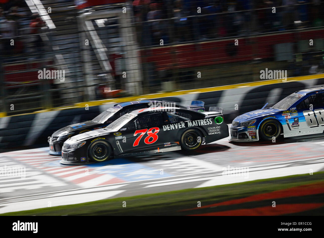 Concord, NC, USA. 24. Mai 2015. Concord, NC - 24. Mai 2015: Martin Truex Jr. (78) Schlachten für Position während der Coca-Cola 600 auf dem Charlotte Motor Speedway in Concord, North Carolina. Bildnachweis: Csm/Alamy Live-Nachrichten Stockfoto