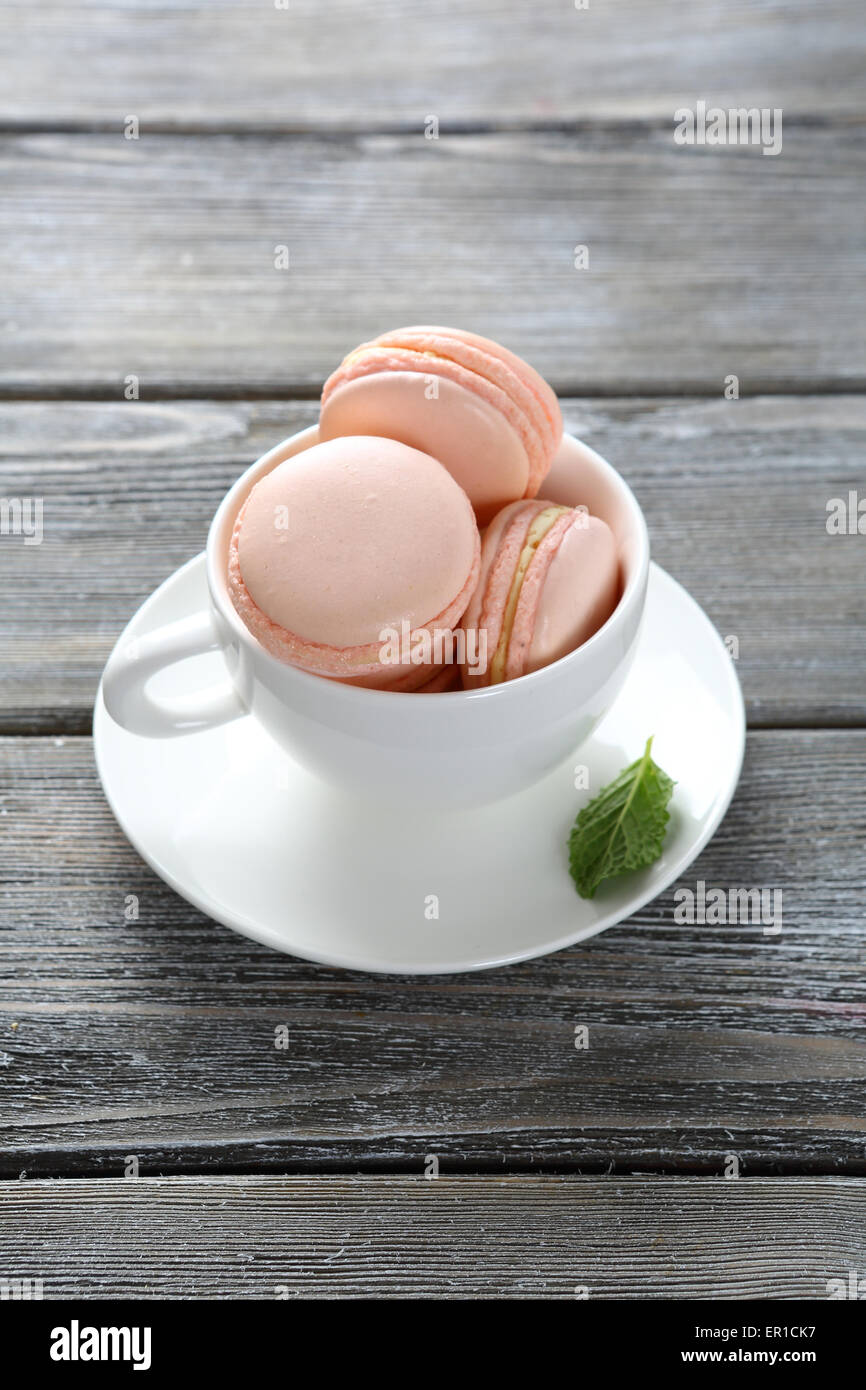 Makronen in der Tasse, dessert Stockfoto