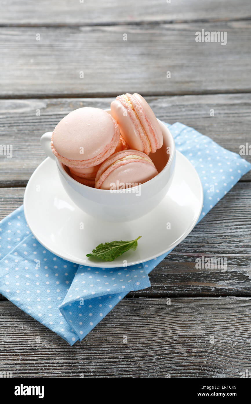 Süße rosa Makronen in der Tasse, dessert Stockfoto