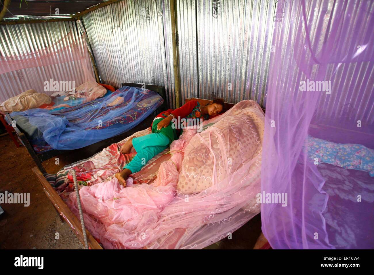 Kathmandu, Nepal. 25. Mai 2015. Erdbeben betroffenen Menschen leben in China-gestützte Notunterkünfte in Bhandarkharka am Stadtrand von Kathmandu, Nepal, 25. Mai 2015. © Pratap Thapa/Xinhua/Alamy Live-Nachrichten Stockfoto