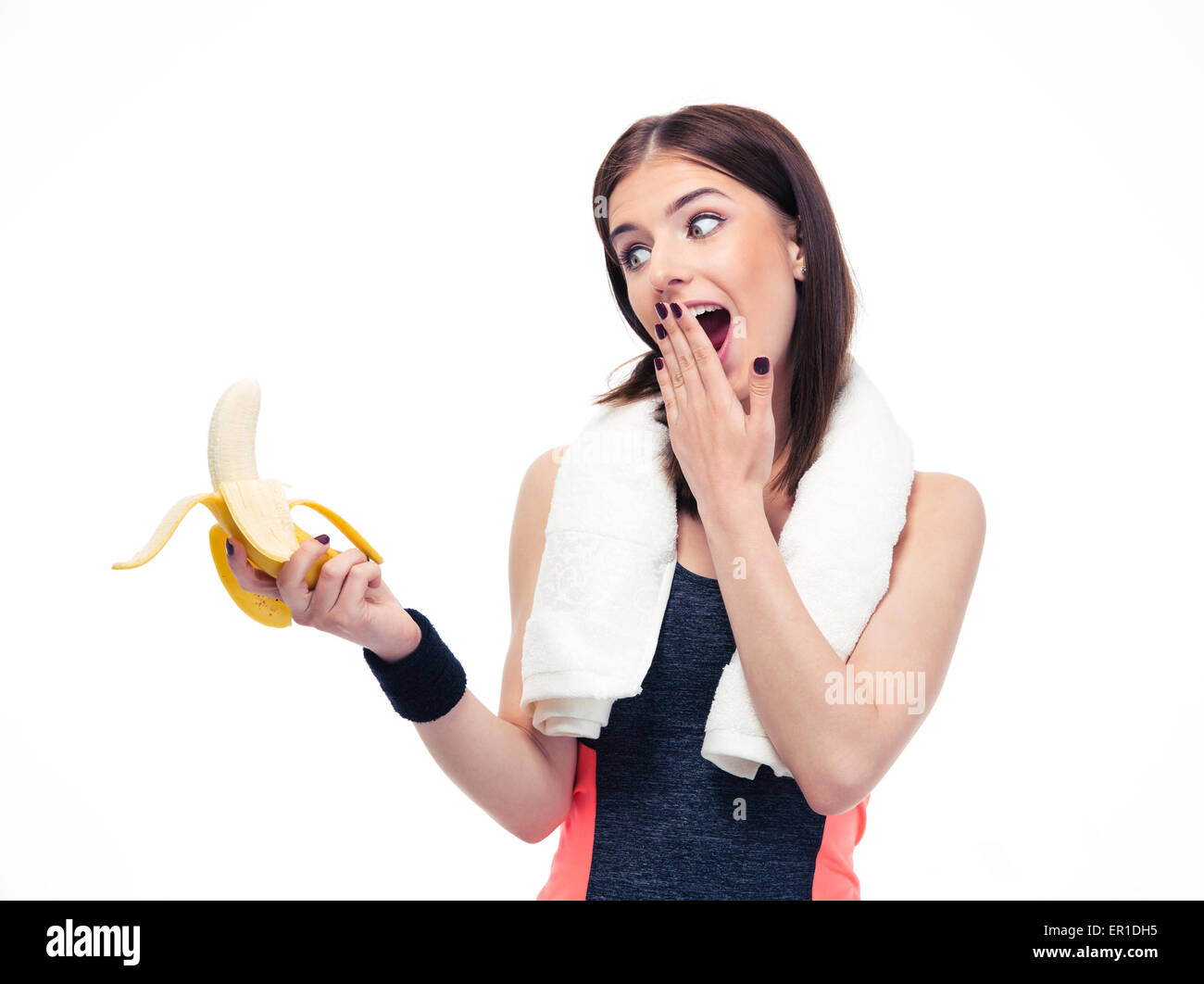 Lustige Sport Frau auf der Suche auf Banane isoliert auf einem Wttie Hintergrund Stockfoto