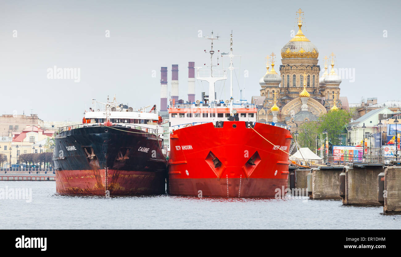 Sankt-Petersburg, Russland-7. Mai 2015: große Ladung Schiffe Stand vor Anker auf der Newa Stockfoto