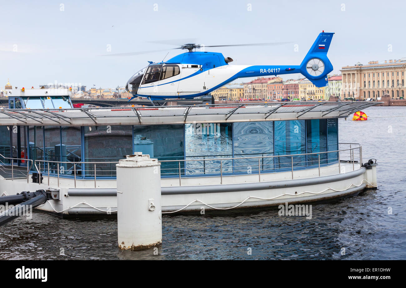 Sankt-Petersburg, Russland-7. Mai 2015: schwimmende Hubschrauberlandeplatz auf der Newa im zentralen Teil von Petersburg Stockfoto