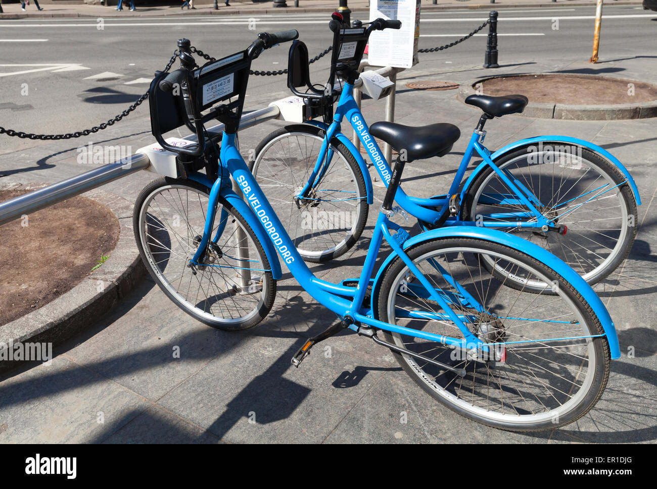 Sankt-Petersburg, Russland-Mai 32, 2015: blaue Stadtfahrräder zu vermieten stehen auf einem Parkplatz in St. Petersburg Stockfoto