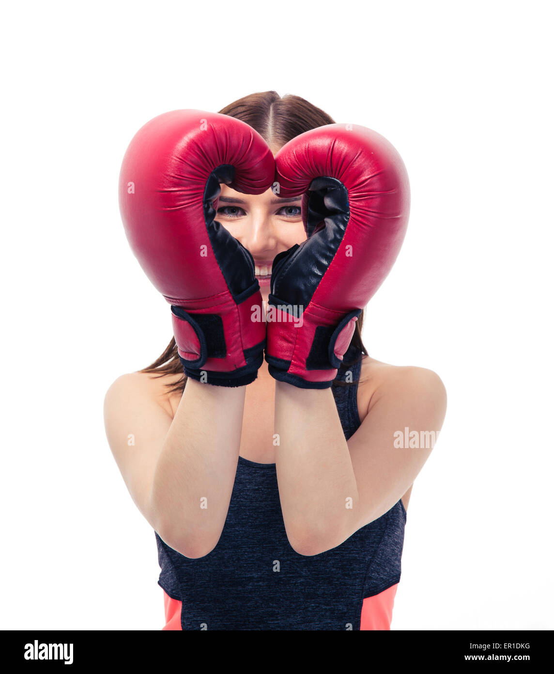 Glückliche sportliche Frau in Boxhandschuhen Herzform isoliert auf einem weißen Hintergrund machen Stockfoto