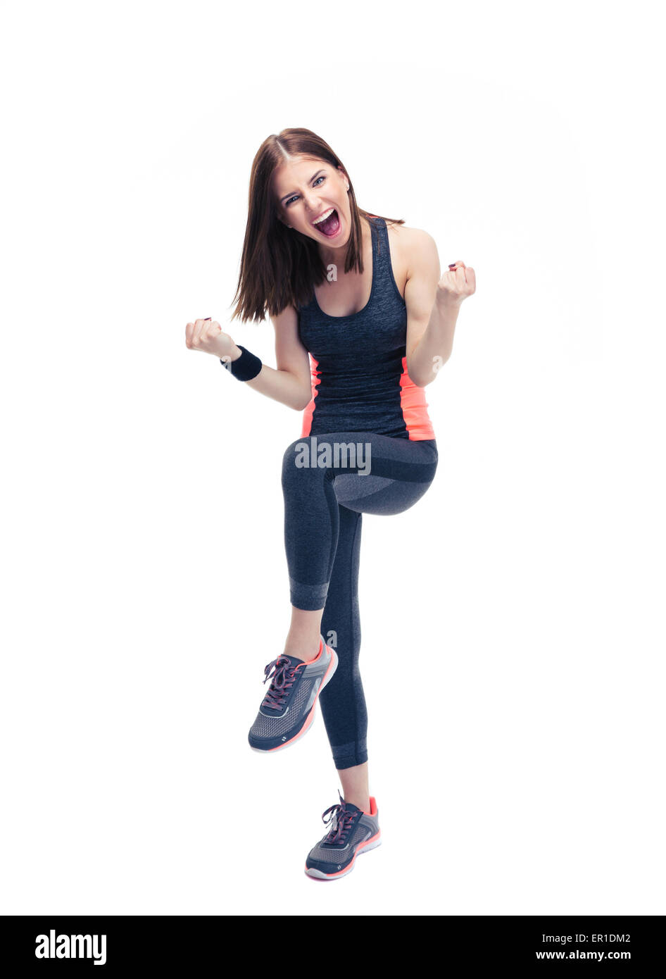 In voller Länge Portrait einer Fitness-Frau feiern ihren Sieg auf einem weißen Hintergrund isoliert Stockfoto