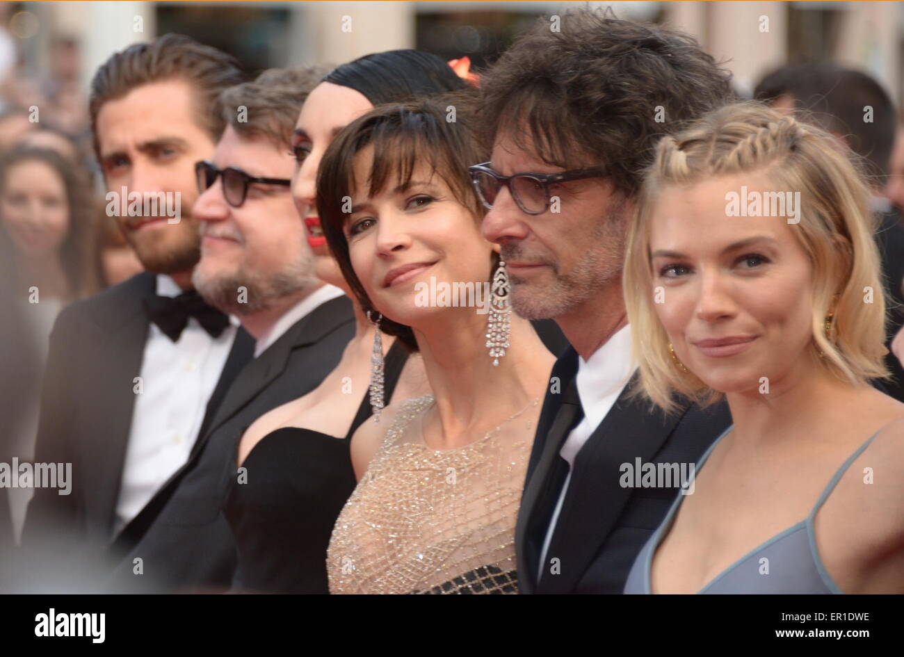 Cannes, Frankreich. 14. Mai 2015. CANNES, Frankreich - 24.Mai: Offizielle jury-Mitglieder Ethan Coen, Rokia Traore, Rossy de Palma, Xavier Dolan, Sienna Miller, Sophie Marceau, Joel Coen, Jake Gyllenhaal und Guillermo del Toro besuchen die Abschlussfeier und "Le Glace Et Le Ciel" ("Eis und The Sky") Premiere während der 68. jährlichen Cannes Film Festival am 24. Mai 2015 in Cannes, Frankreich. © Friedrich Injimbert/ZUMA Draht/Alamy Live-Nachrichten Stockfoto