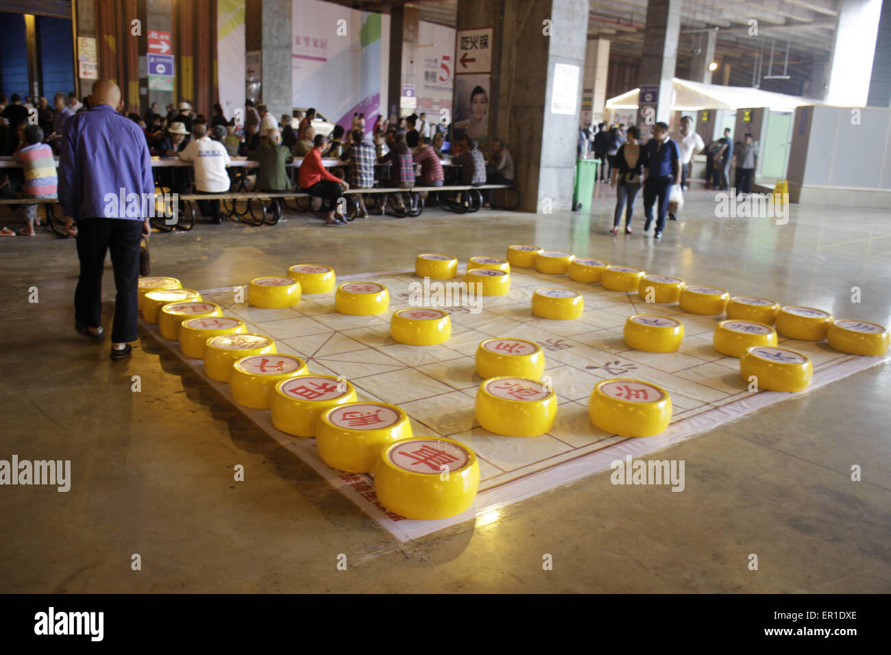 Chongqing, Chongqing. 23. Mai 2015. Qingdao, CHINA - 23. Mai 2015: (Nur zur redaktionellen Verwendung. CHINA HERAUS). Gaint chinesisches Schach Foreigner Street in Chongqing. Der Durchmesser der einzelnen chinesisches Schach beträgt 50cm. Menschen tun können, Übungen zur gleichen Zeit, als der Riese Schach zu bewegen. © SIPA Asien/ZUMA Draht/Alamy Live-Nachrichten Stockfoto