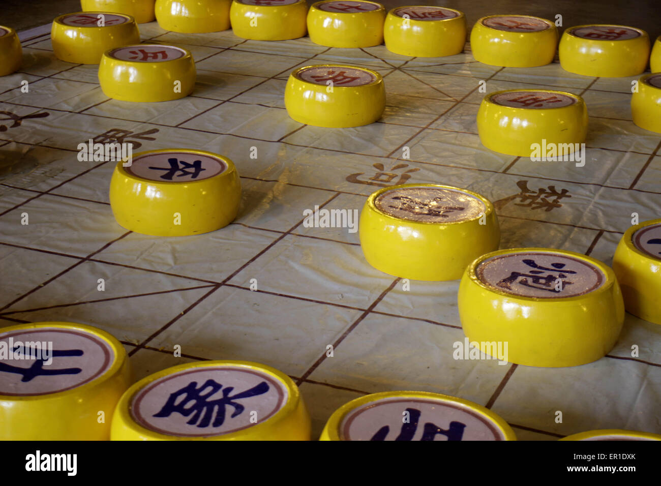 Chongqing, Chongqing. 23. Mai 2015. Qingdao, CHINA - 23. Mai 2015: (Nur zur redaktionellen Verwendung. CHINA HERAUS). Gaint chinesisches Schach Foreigner Street in Chongqing. Der Durchmesser der einzelnen chinesisches Schach beträgt 50cm. Menschen tun können, Übungen zur gleichen Zeit, als der Riese Schach zu bewegen. © SIPA Asien/ZUMA Draht/Alamy Live-Nachrichten Stockfoto