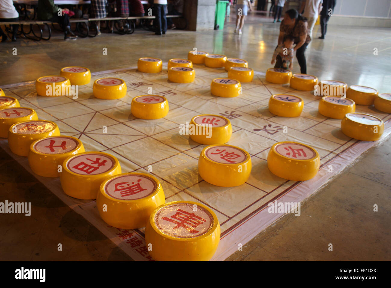 Chongqing, Chongqing. 23. Mai 2015. Qingdao, CHINA - 23. Mai 2015: (Nur zur redaktionellen Verwendung. CHINA HERAUS). Gaint chinesisches Schach Foreigner Street in Chongqing. Der Durchmesser der einzelnen chinesisches Schach beträgt 50cm. Menschen tun können, Übungen zur gleichen Zeit, als der Riese Schach zu bewegen. © SIPA Asien/ZUMA Draht/Alamy Live-Nachrichten Stockfoto