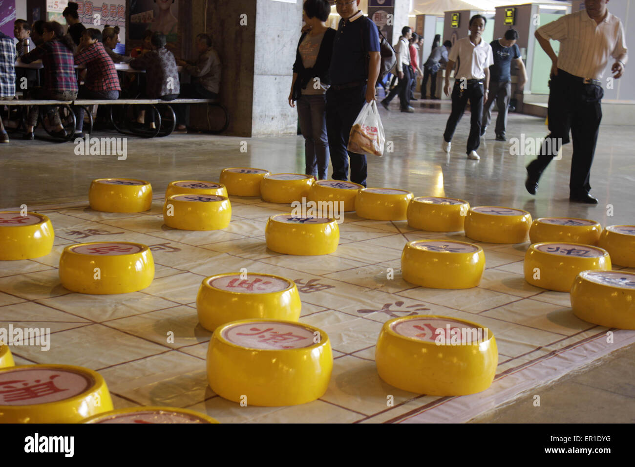 Chongqing, Chongqing. 23. Mai 2015. Qingdao, CHINA - 23. Mai 2015: (Nur zur redaktionellen Verwendung. CHINA HERAUS). Gaint chinesisches Schach Foreigner Street in Chongqing. Der Durchmesser der einzelnen chinesisches Schach beträgt 50cm. Menschen tun können, Übungen zur gleichen Zeit, als der Riese Schach zu bewegen. © SIPA Asien/ZUMA Draht/Alamy Live-Nachrichten Stockfoto