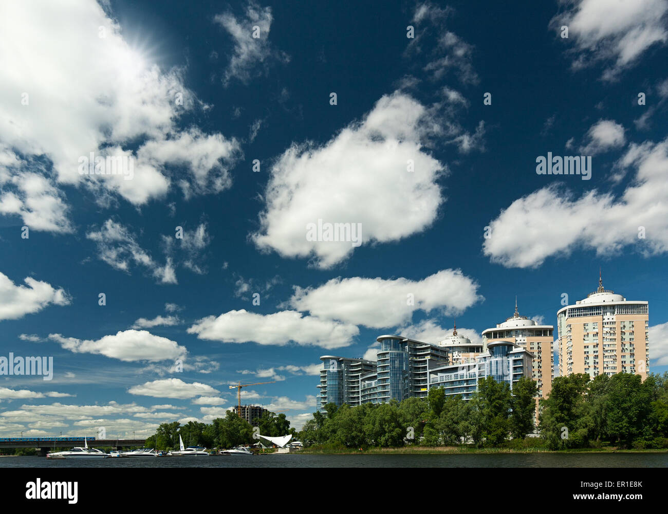 Abstrakte Stadtblick mit Wohngebäuden, Yaht Club und blauem Himmel Stockfoto