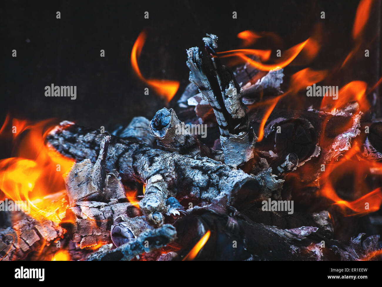 Brennende Flamme und Brennhölzer als abstrakt Stockfoto