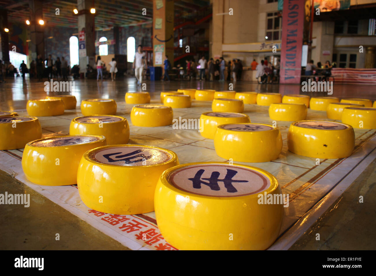 Chongqing, Chongqing, CHN. 23. Mai 2015. Chongqing, CHINA - 23. Mai 2015: (Nur zur redaktionellen Verwendung. CHINA HERAUS). Gaint chinesisches Schach Foreigner Street in Chongqing. Der Durchmesser der einzelnen chinesisches Schach beträgt 50cm. Menschen tun können, Übungen zur gleichen Zeit, als der Riese Schach zu bewegen. © SIPA Asien/ZUMA Draht/Alamy Live-Nachrichten Stockfoto