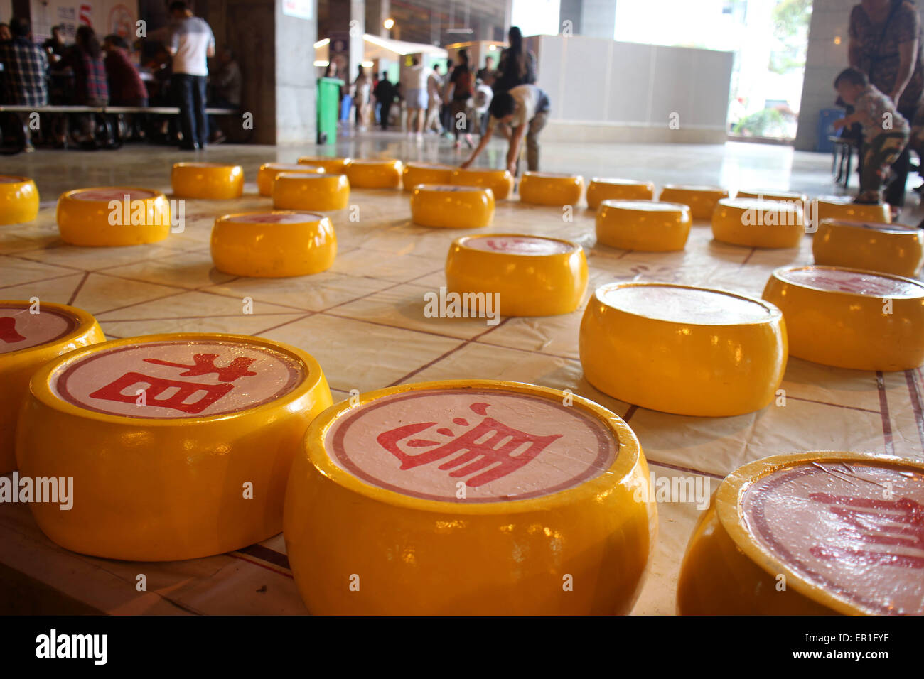 Chongqing, Chongqing, CHN. 23. Mai 2015. Chongqing, CHINA - 23. Mai 2015: (Nur zur redaktionellen Verwendung. CHINA HERAUS). Gaint chinesisches Schach Foreigner Street in Chongqing. Der Durchmesser der einzelnen chinesisches Schach beträgt 50cm. Menschen tun können, Übungen zur gleichen Zeit, als der Riese Schach zu bewegen. © SIPA Asien/ZUMA Draht/Alamy Live-Nachrichten Stockfoto