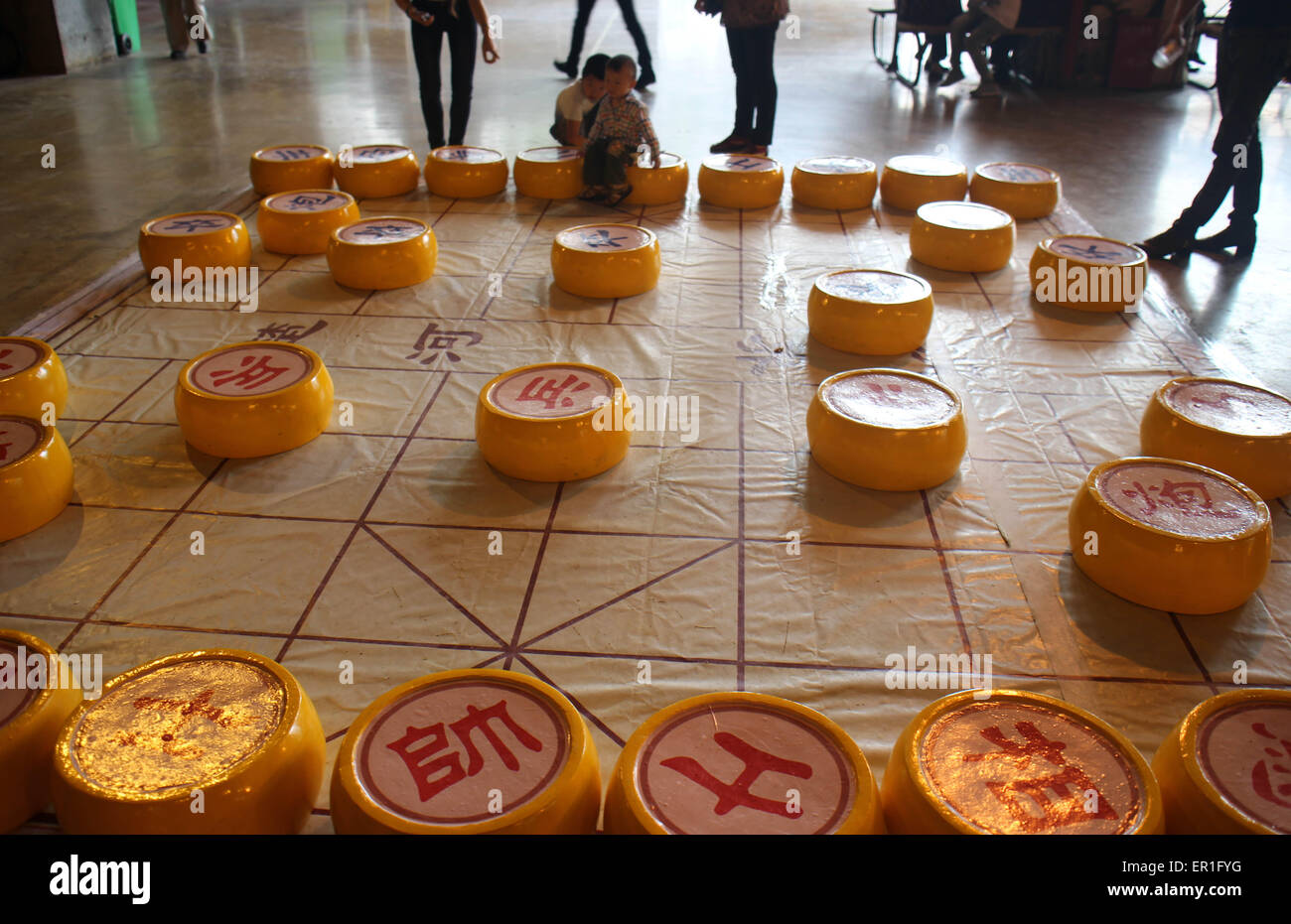 Chongqing, Chongqing, CHN. 23. Mai 2015. Chongqing, CHINA - 23. Mai 2015: (Nur zur redaktionellen Verwendung. CHINA HERAUS). Gaint chinesisches Schach Foreigner Street in Chongqing. Der Durchmesser der einzelnen chinesisches Schach beträgt 50cm. Menschen tun können, Übungen zur gleichen Zeit, als der Riese Schach zu bewegen. © SIPA Asien/ZUMA Draht/Alamy Live-Nachrichten Stockfoto