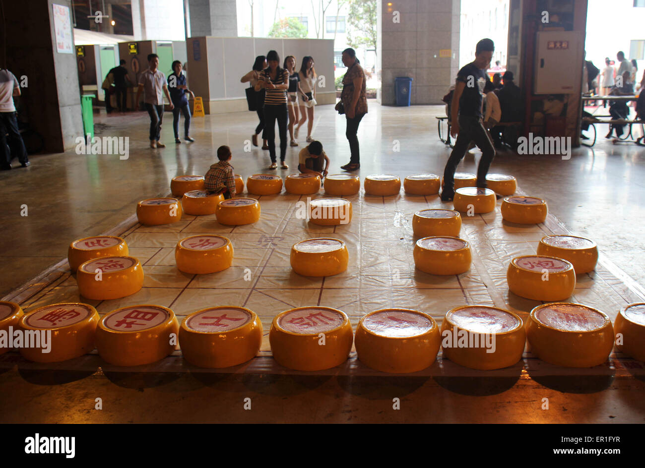 Chongqing, Chongqing, CHN. 23. Mai 2015. Chongqing, CHINA - 23. Mai 2015: (Nur zur redaktionellen Verwendung. CHINA HERAUS). Gaint chinesisches Schach Foreigner Street in Chongqing. Der Durchmesser der einzelnen chinesisches Schach beträgt 50cm. Menschen tun können, Übungen zur gleichen Zeit, als der Riese Schach zu bewegen. © SIPA Asien/ZUMA Draht/Alamy Live-Nachrichten Stockfoto