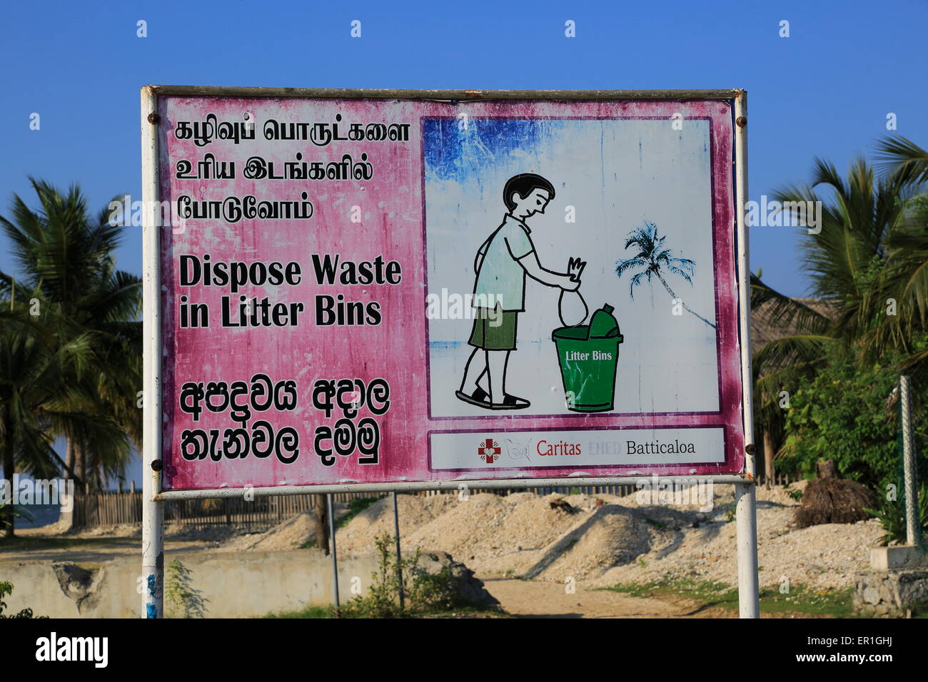 Entsorgen von Abfällen in Abfallbehältern Zeichen, Pasikudah Bay, Eastern Province, Sri Lanka, Asien Stockfoto