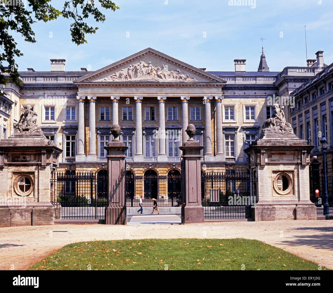 Palast der Nation (Palais De La Nation) gesehen vom Parc De Bruxelles, Brüssel, Belgien, West-Europa. Stockfoto