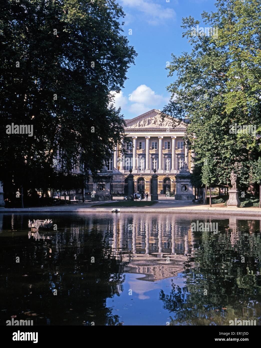 Palast der Nation (Palais De La Nation) gesehen vom Parc De Bruxelles, Brüssel, Belgien, West-Europa. Stockfoto