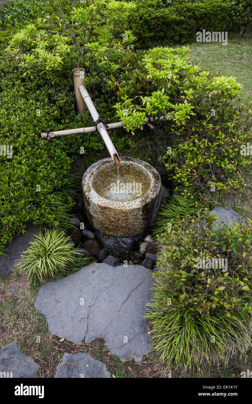 Wasser gilt als reinigend in Japan, daher die Betonung auf Sauberkeit im Alltag. Stockfoto