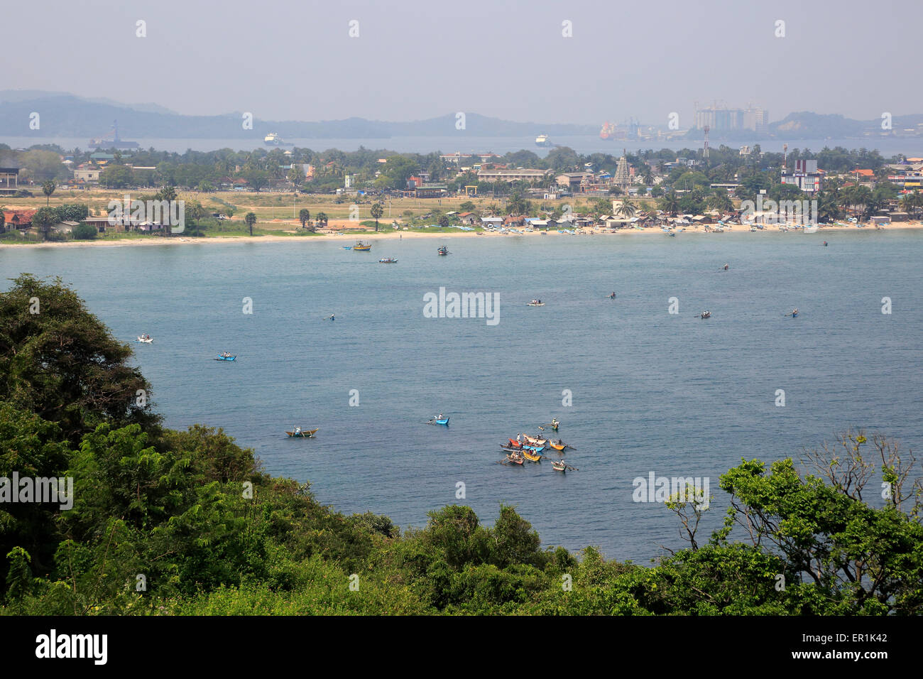 Blick auf die Stadt und den Hafen auf der Rückseite Bay, Trincomalee, Sri Lanka, Asien Stockfoto