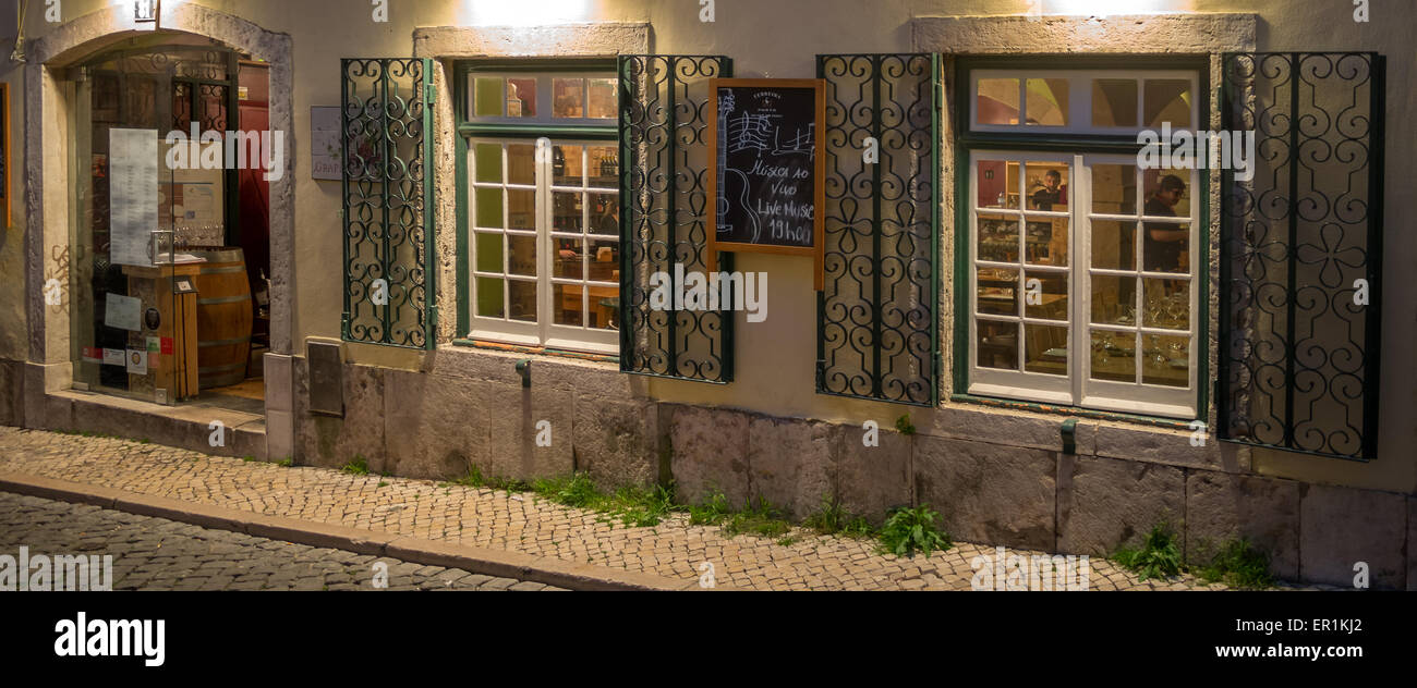 LISSABON, PORTUGAL - 05. MÄRZ 2015: Außenansicht des hübschen Restaurants Grapes and Bites im Stadtteil Bairro Alto Stockfoto