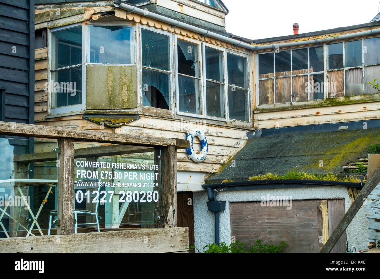 Verfallene Fishermans Hütte wartet auf Restaurierung Whitstable Strand Kent Stockfoto