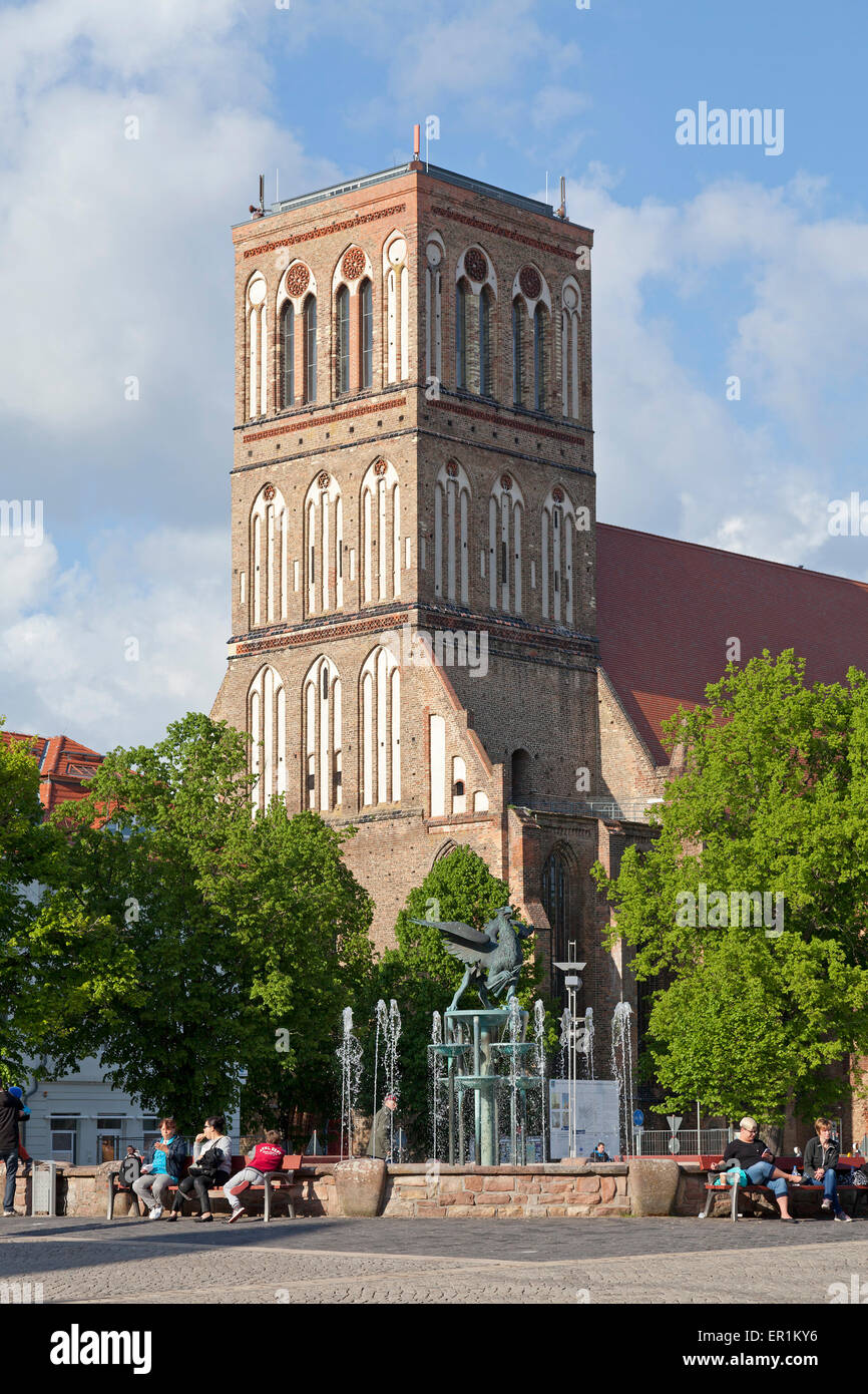 Nikolai-Kirche und Brunnen, Marktplatz, Anklam, Mecklenburg-West Pomerania, Deutschland Stockfoto