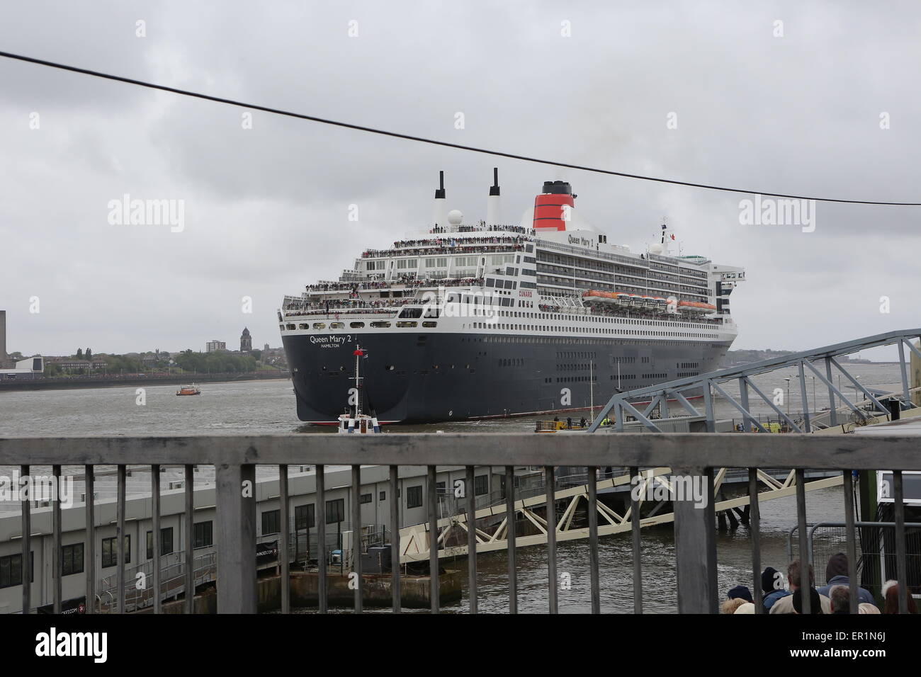 Liverpool, Merseyside, England. 25. Mai 2015. Tausende strömen in Albert Dock in Liverpool zu sehen, Queen Mary ihrem Liegeplatz um ihre 2 Schwestern auf dem Mersey vor der drei Königinnen-Veranstaltung anlässlich der 175-Jahr-Jubiläum der Cunard verbinden lassen. Bildnachweis: Simon Newbury/Alamy Live-Nachrichten Stockfoto