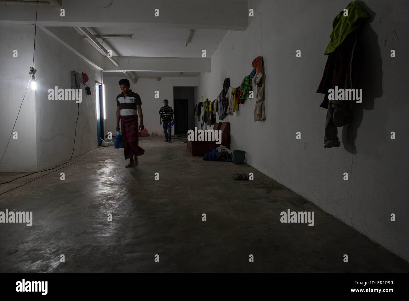 Langkawi, Malaysia. 20. Mai 2015. Rohingya Arbeiter Männer kamen wieder nach Hause nach einem anderen Tag der Arbeit, hier im Langkawi.In Kuah Bezirk, nicht weit von den touristischen Bereich der Insel Langkawi, und in der Nähe von airport.9, die Rohingya Männer im Alter zwischen 15 und 26 Jahre alt, teilen eine Wohnung in einem verlassenen Gebäude im Besitz des Arbeitgebers, die sie für arbeiten. Nach der Flucht ihres eigenen Landes (Myanmar) '' Hilfe '' Schmuggler in der Regel aus Thailand und Ausgaben für einige von ihnen mehr als 10 Monate Reisen per Boot oder zu Fuß in den wilden Dschungel, durch illegale Thai Camp übergeben, behandelt wie Sklaven, Stockfoto