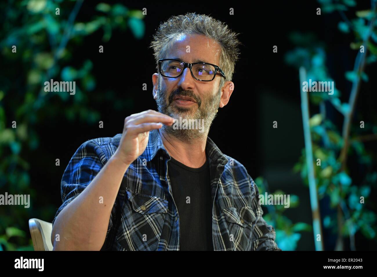 Hay on Wye, Wales, UK. 25. Mai 2015. Komiker David Baddiel spricht über sein Buch "The Parent Agentur" The Hay Literatur Festival 2015. Manchmal auch als das "Woodstock des Geistes" bezeichnet das Festival lockt Zehntausende Besucher zu hören einige th besten Schriftsteller und Dichter in der Welt in den 10 Tagen der Veranstaltung Foto Credit: Keith Morris / Alamy Live News Stockfoto