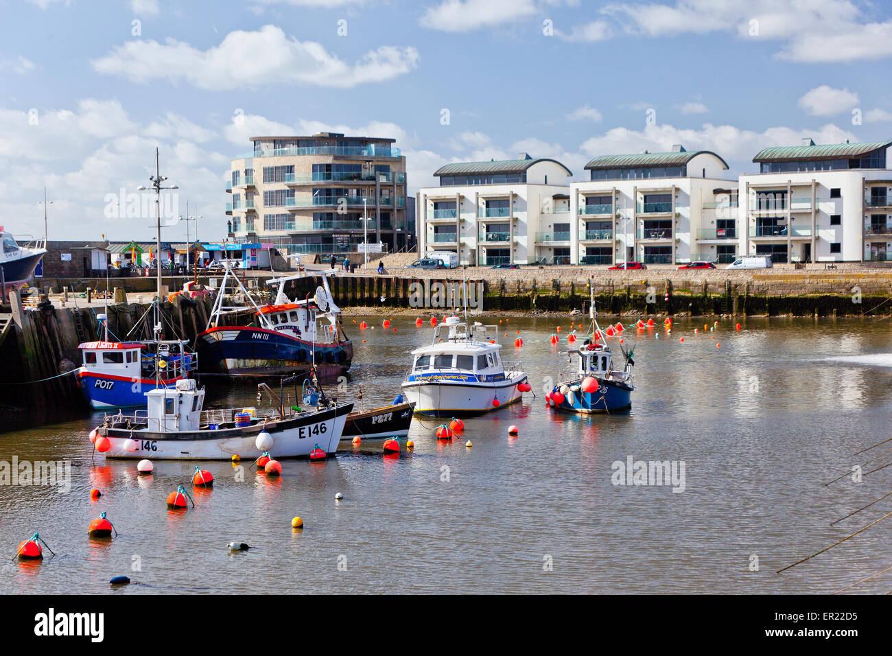 Sortierte Angelboote/Fischerboote im Hafen von West Bay auf der Jurassic Coast, Dorset, England, UK Stockfoto