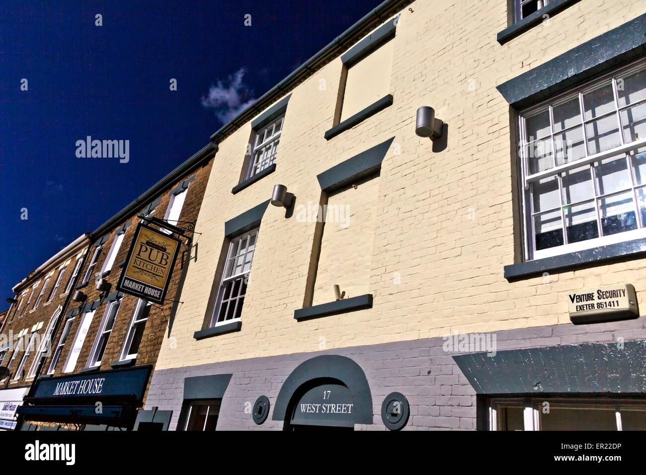 Die bunten und eleganten Fassade einer Gastro-Kneipe in Bridport, Dorset, England, UK Stockfoto