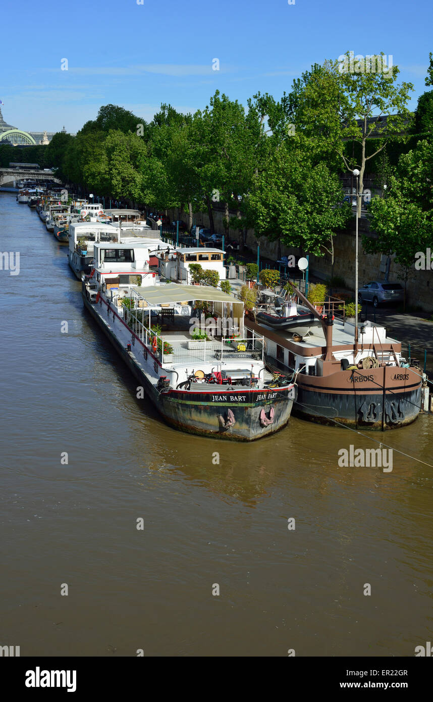 Boote vertäut entlang der Seine, Quai des Tuileries, Paris, Frankreich Stockfoto