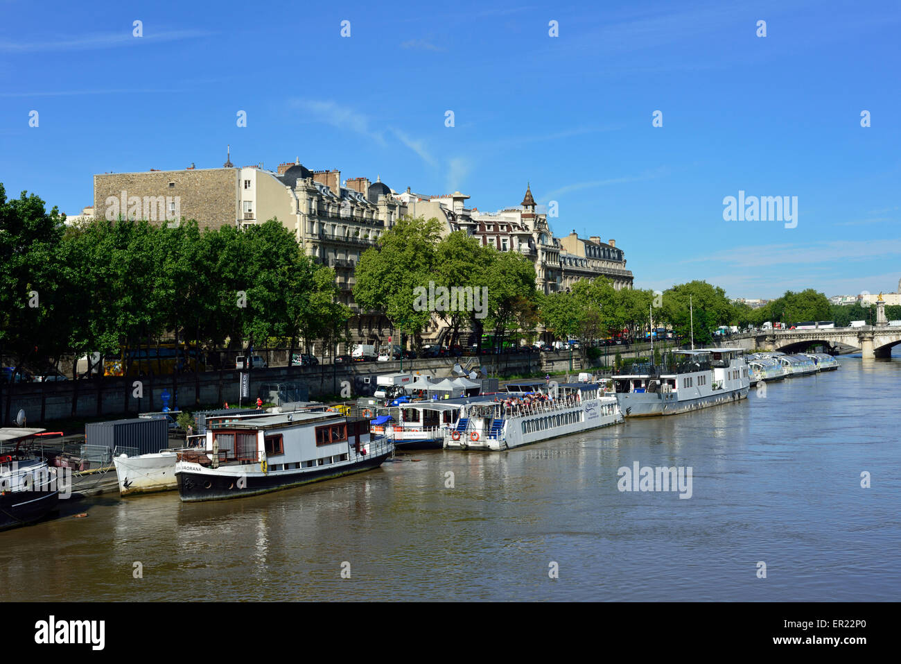 Boote vertäut entlang der Seine, Quai Anatole France, Paris, Frankreich Stockfoto